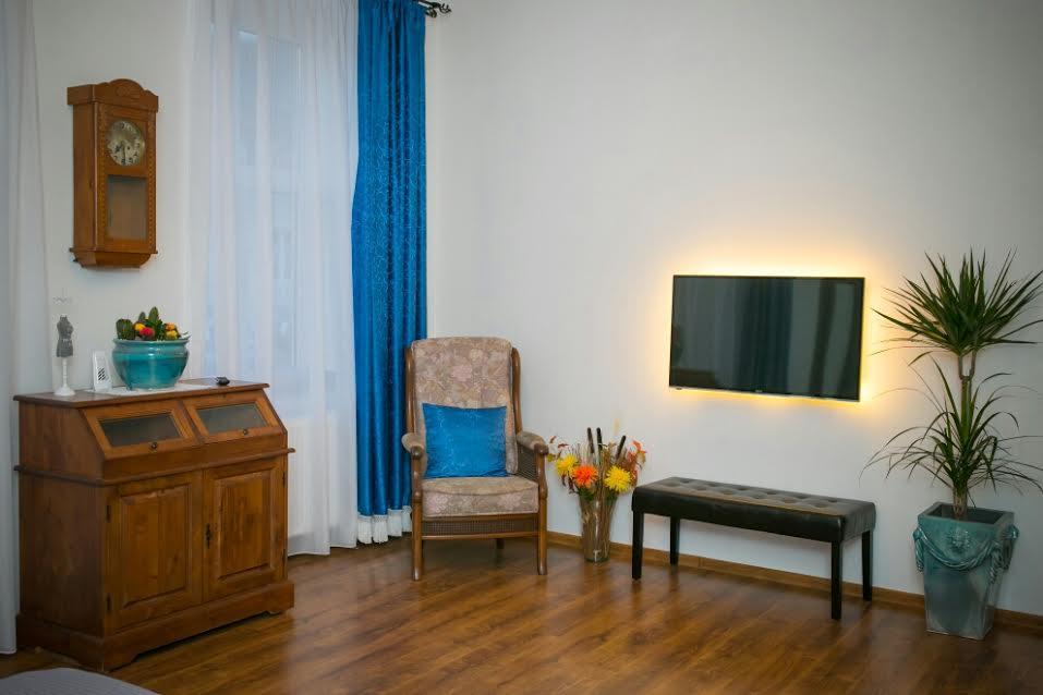 Atrium 22 *
